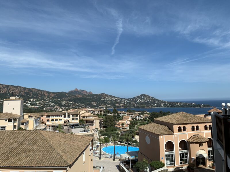 F2 vue mer village de vacances entre mer et massif de l’Estetel