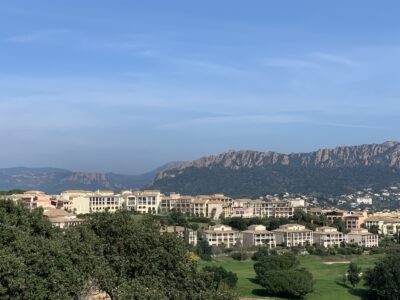 F2 vue mer village de vacances entre mer et massif de l’Estetel