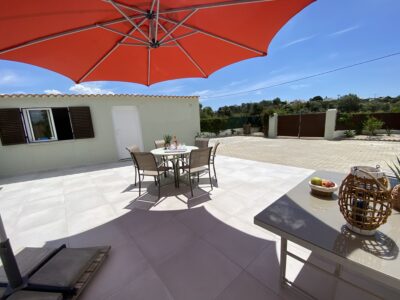 TRES CONFORTABLE VILLA ET SA DEPENDANCE - PISCINE - PROCHE PLAGE A PIED - GUIA-ALBUFEIRA-ALGARVE